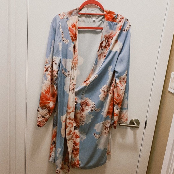 ❤️4/$40 SALE! ❤️ Plum Pretty Sugar Robe - Picture 2 of 6